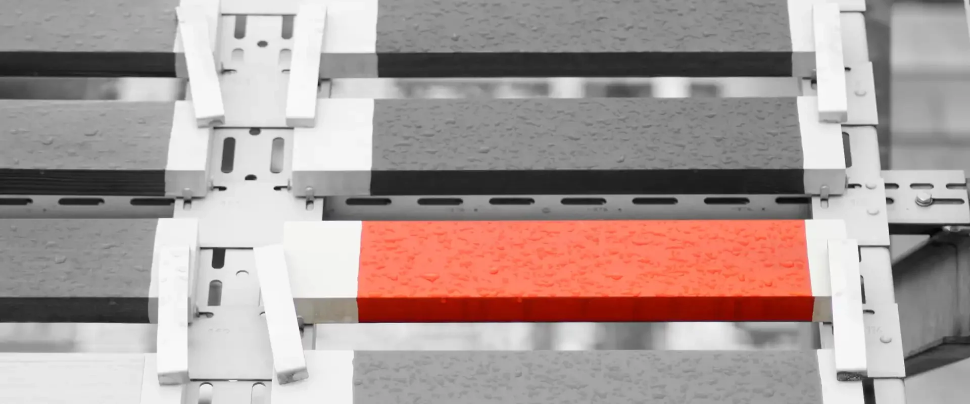 Versuch zur Oberflächenprüfung und Witterungsbeständigkeit von Beschichtungen.