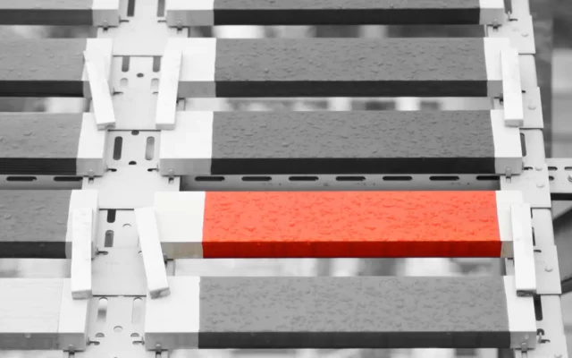 Versuch zur Oberflächenprüfung und Witterungsbeständigkeit von Beschichtungen.